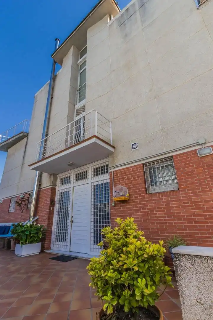 Einfamilien-Reihenhaus zum Verkauf in Calle Almuñécar, Centro - Sagrario Außenansicht von Einfamilien-Reihenhaus zum Verkauf in Granada Capital mit Klimaanlage, Terrasse und Schwimmbad