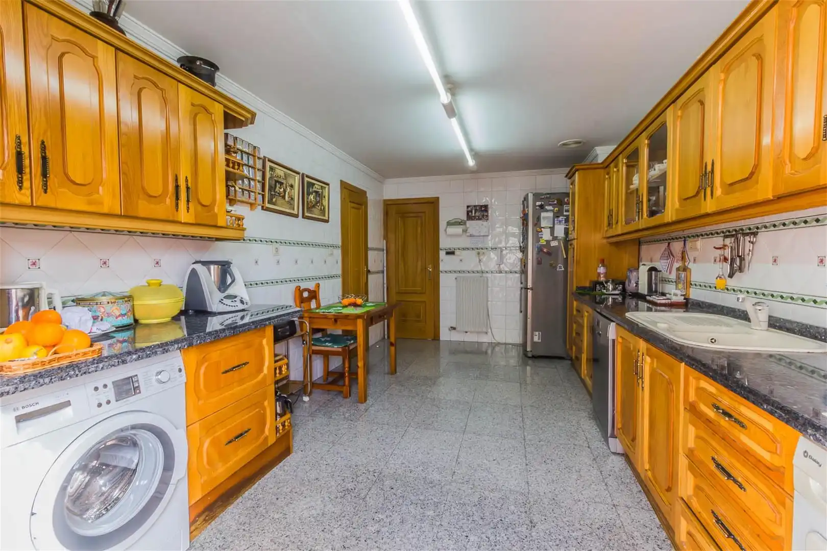 Einfamilien-Reihenhaus zum Verkauf in Calle Almuñécar, Centro - Sagrario Küche von Einfamilien-Reihenhaus zum Verkauf in Granada Capital mit Klimaanlage, Terrasse und Schwimmbad