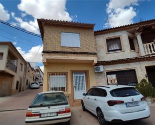 Vista exterior de Casa adosada en venda en Pinarejo amb Terrassa