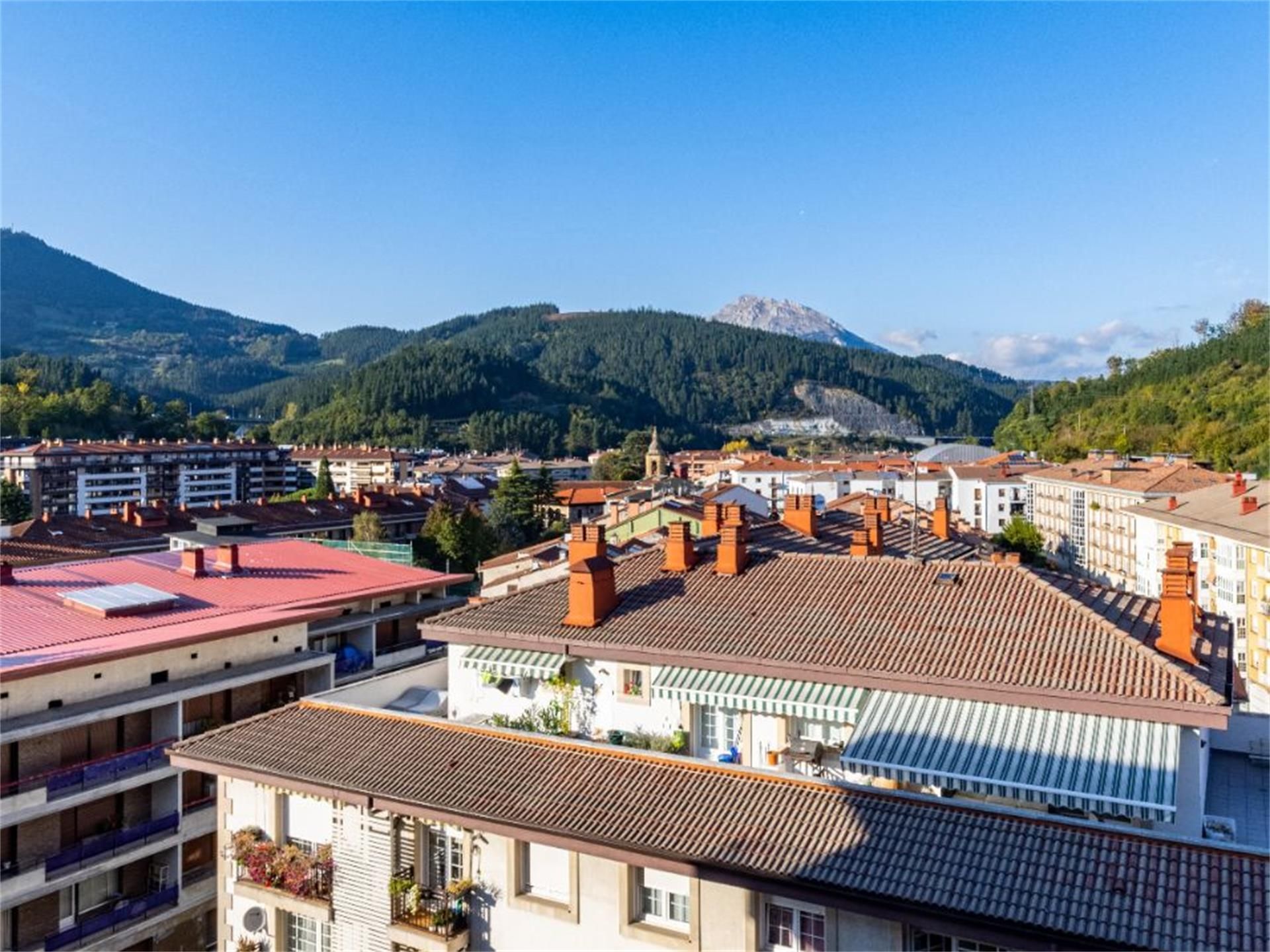 Vista exterior de Pis en venda en Aretxabaleta amb Terrassa i Balcó