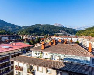 Vista exterior de Pis en venda en Aretxabaleta amb Terrassa i Balcó