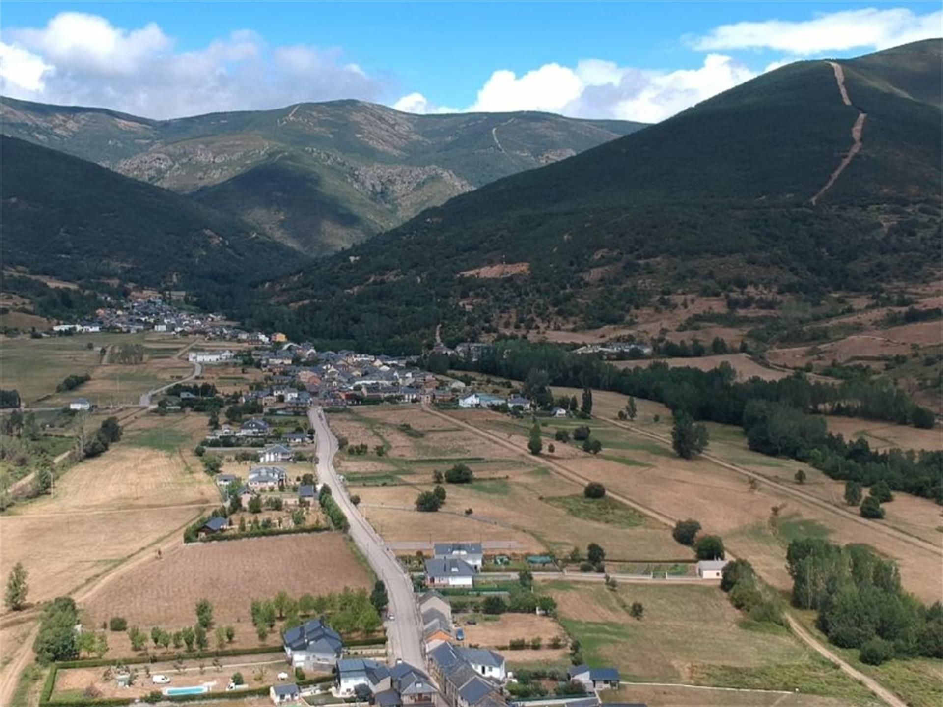 Exterior view of Single-family semi-detached for sale in Noceda del Bierzo  with Heating, Private garden and Furnished