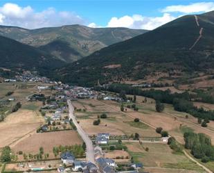 Vista exterior de Casa adosada en venda en Noceda del Bierzo amb Calefacció, Jardí privat i Moblat