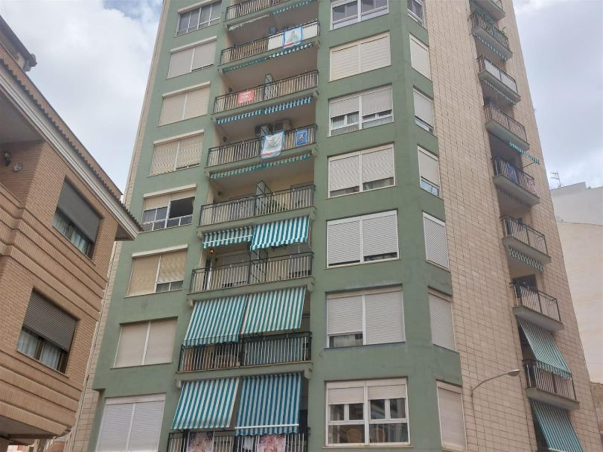 Vista exterior de Pis en venda en Villena amb Aire condicionat, Terrassa i Balcó