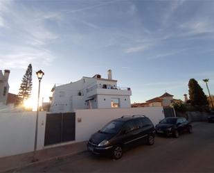 Vista exterior de Casa o xalet en venda en Vélez-Málaga amb Aire condicionat, Terrassa i Piscina