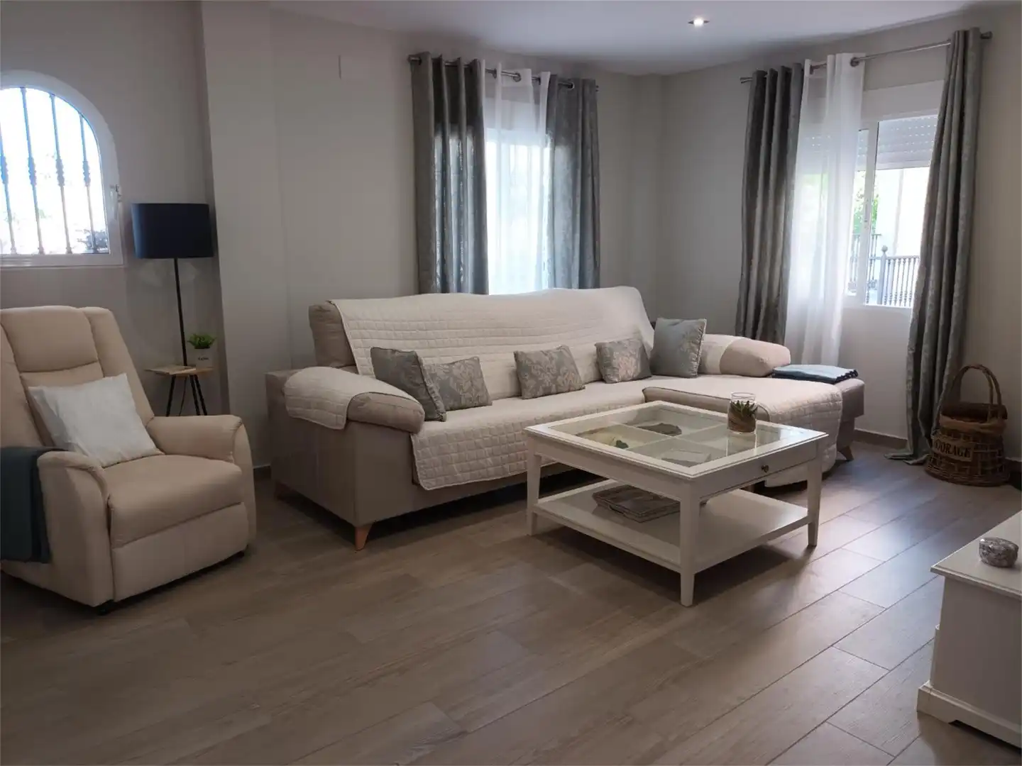 Sala d'estar de Casa o xalet en venda en Orihuela amb Aire condicionat, Jardí privat i Terrassa