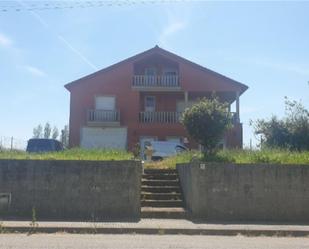 Vista exterior de Casa adosada en venda en Boiro amb Calefacció, Jardí privat i Parquet