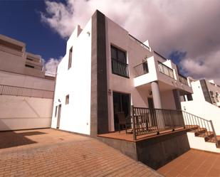 Vista exterior de Casa o xalet en venda en Puerto del Rosario amb Terrassa i Balcó