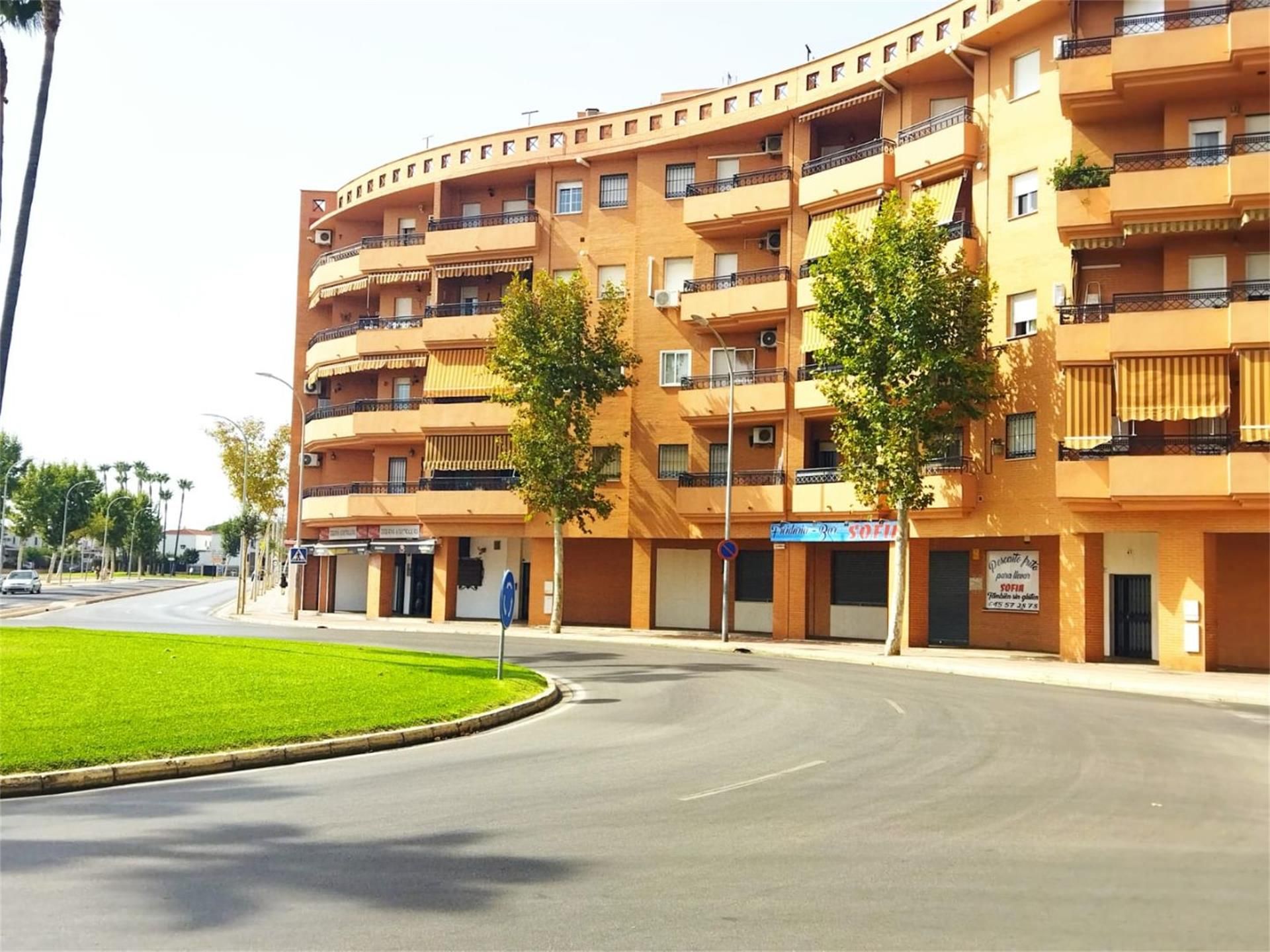 Vista exterior de Local en venda en Dos Hermanas amb Aire condicionat, Calefacció i Moblat