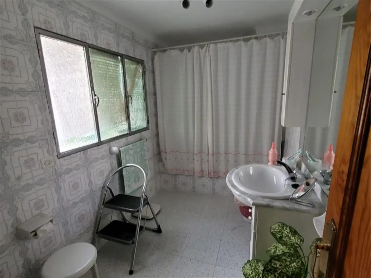Casa adosada en venta en Calle Huertas, Cabra del Santo Cristo Baño de Casa adosada en venta en Cabra del Santo Cristo con Jardín privado