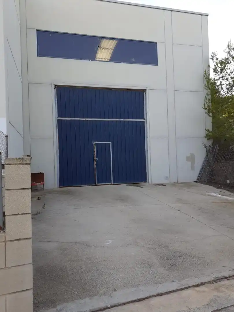 Vista exterior de Nau industrial en venda en Calafell
