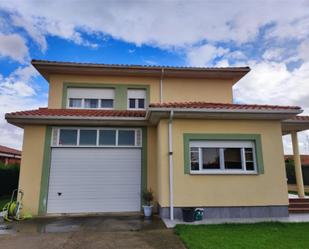 Vista exterior de Casa o xalet en venda en Santas Martas amb Terrassa, Piscina i Balcó