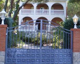 Vista exterior de Casa o xalet en venda en Almorox amb Calefacció, Jardí privat i Terrassa