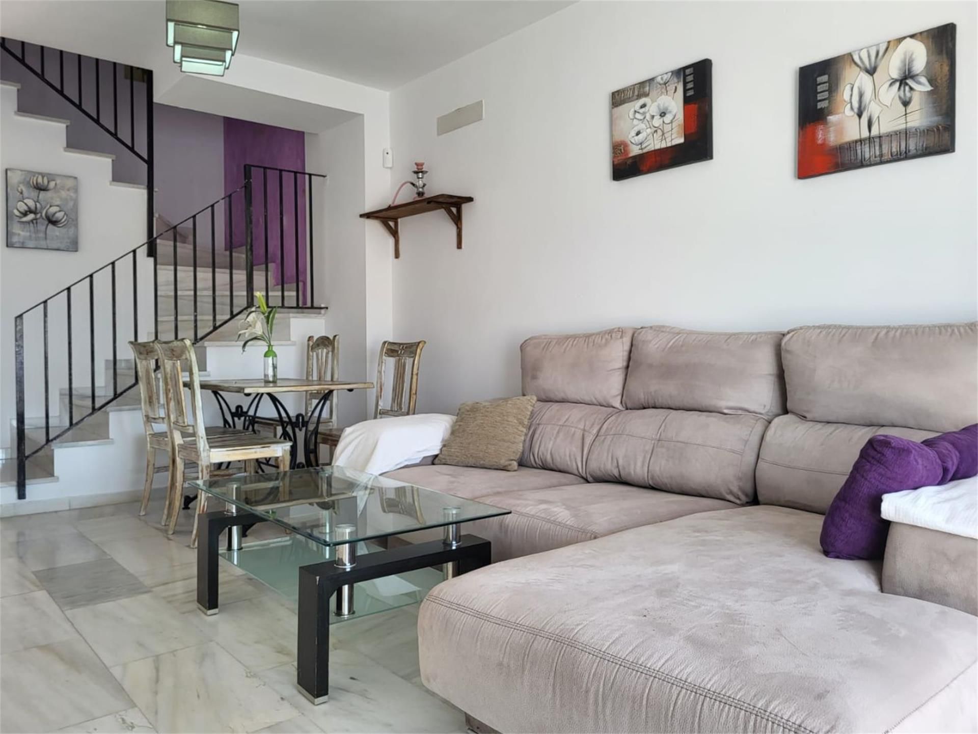 Sala d'estar de Casa adosada en venda en Nerja amb Terrassa, Traster i Moblat