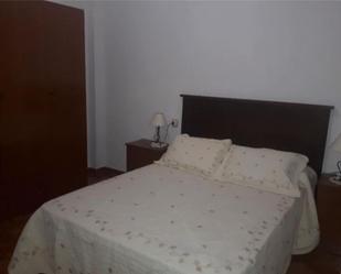 Dormitori de Pis de lloguer en Herrera del Duque amb Aire condicionat, Terrassa i Balcó