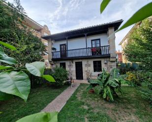 Vista exterior de Casa adosada en venda en Los Corrales de Buelna  amb Balcó