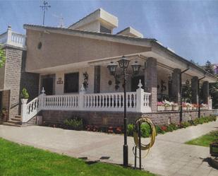 Vista exterior de Casa o xalet en venda en Albelda de Iregua amb Terrassa, Piscina i Balcó