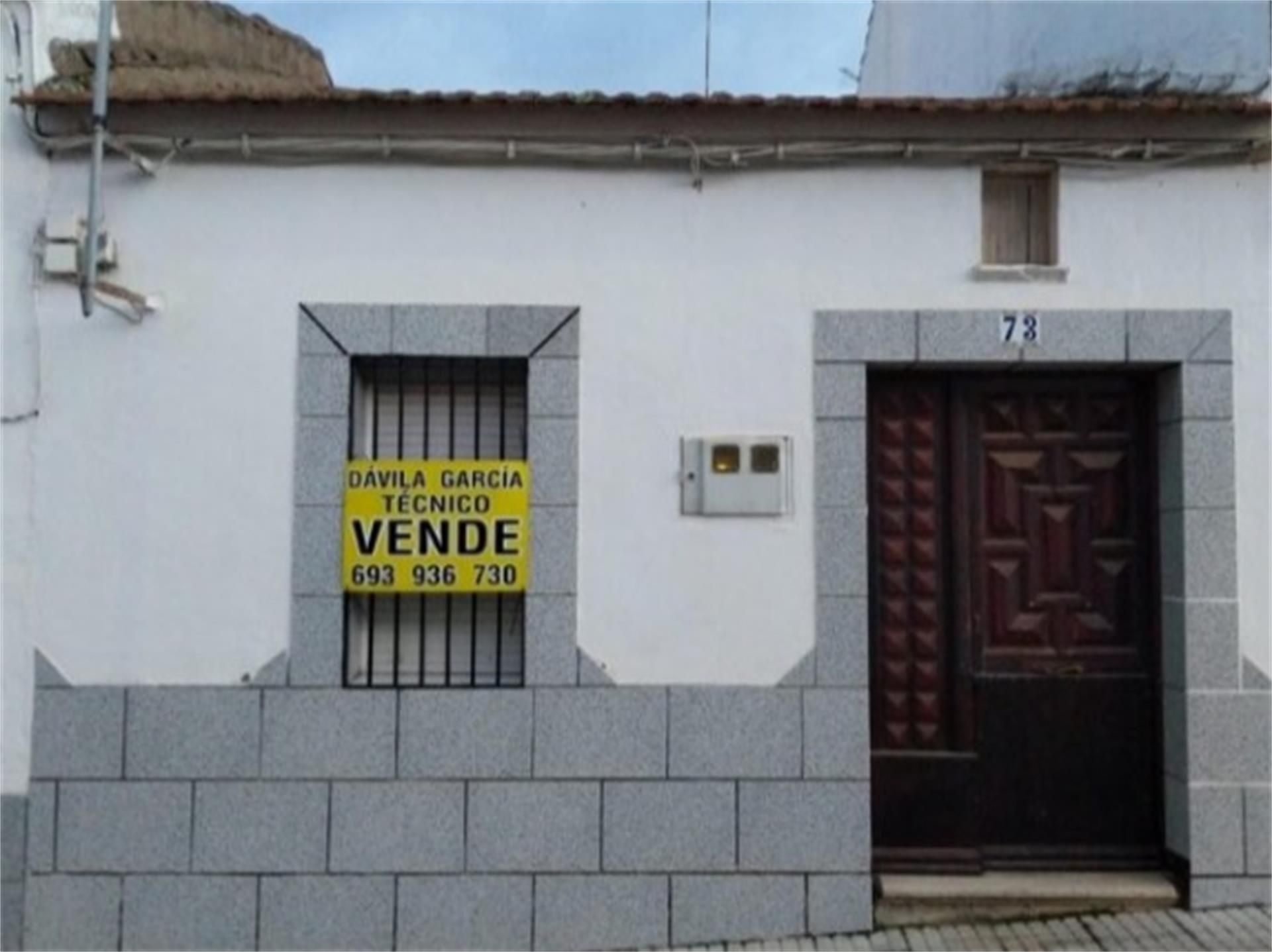 Vista exterior de Casa adosada en venda en Valle de la Serena amb Aire condicionat i Terrassa