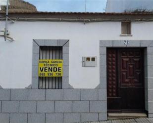 Vista exterior de Casa adosada en venda en Valle de la Serena amb Aire condicionat i Terrassa