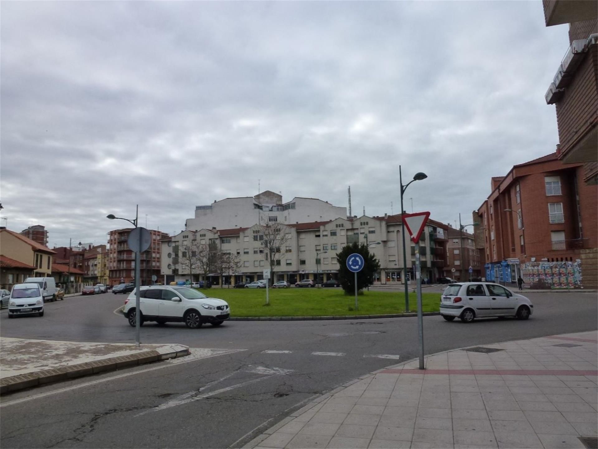 Vista exterior de Piso en venta en León Capital  con Calefacción, Parquet y Balcón