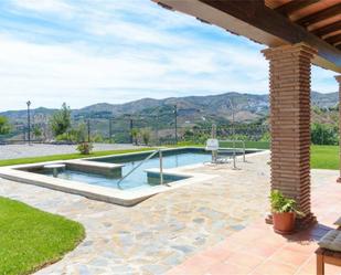 Piscina de Finca rústica de lloguer en Benamocarra amb Aire condicionat, Calefacció i Jardí privat