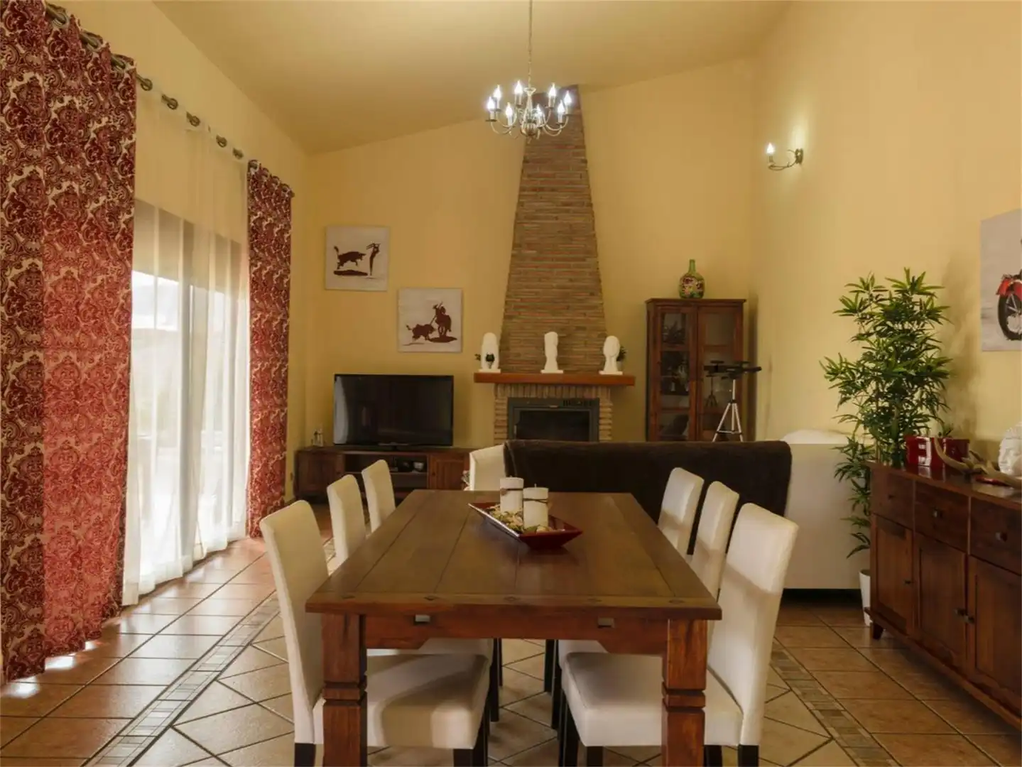 Finca rústica de lloguer a Calle Iznate, Benamocarra Menjador de Finca rústica de lloguer en Benamocarra amb Aire condicionat, Calefacció i Jardí privat