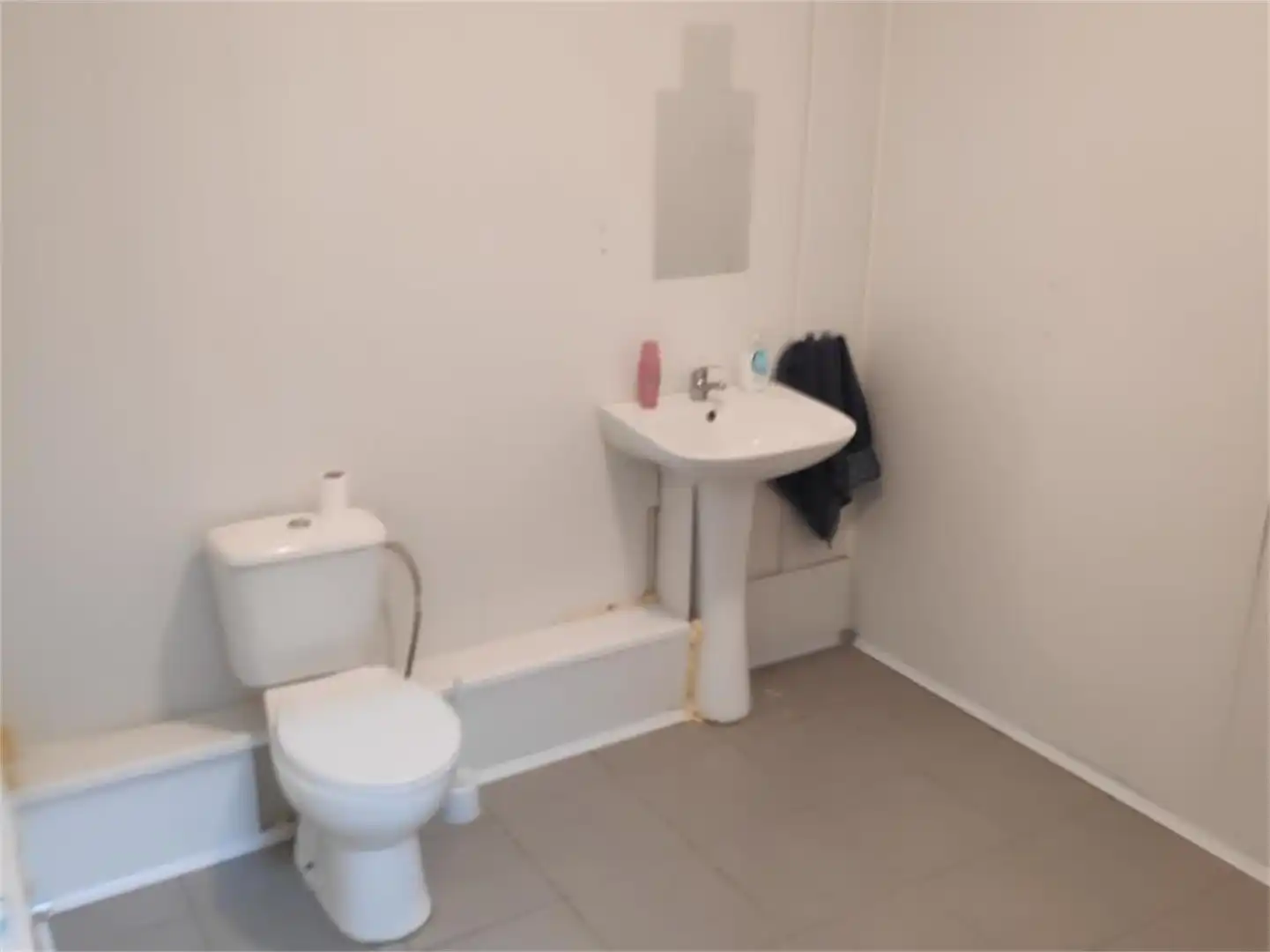 Badezimmer von Geschaftsraum zur Miete in Medina de Rioseco mit Parkett
