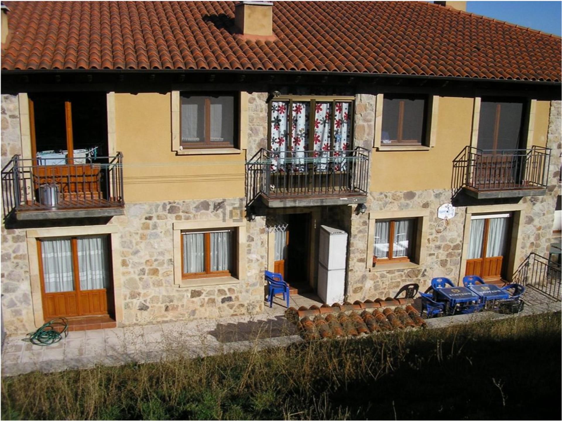 Vista exterior de Pis en venda en Vinuesa amb Calefacció, Terrassa i Moblat
