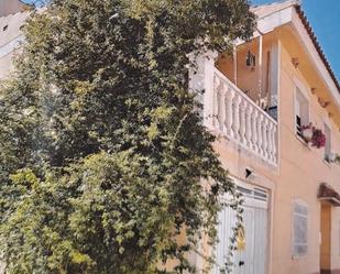 Vista exterior de Casa adosada en venda en Valdepeñas amb Terrassa