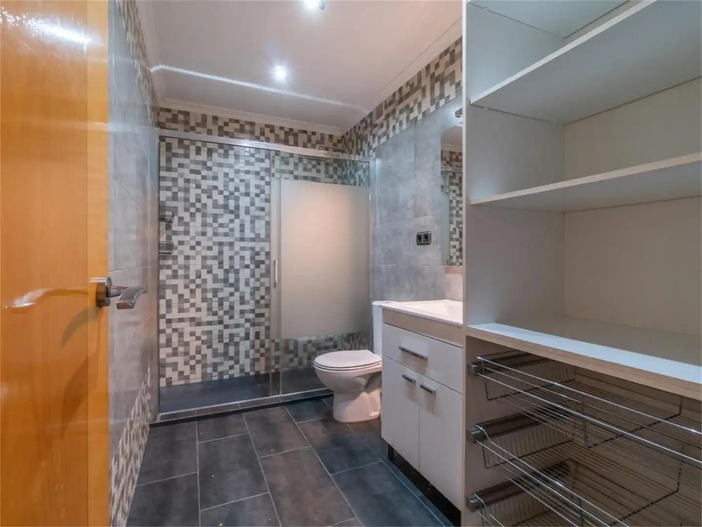 Apartamento de alquiler en Calle Vicente Blasco Ibáñez, Centro - Muelle Pesquero Baño de Apartamento de alquiler en Torrevieja con Aire acondicionado, Calefacción y Amueblado
