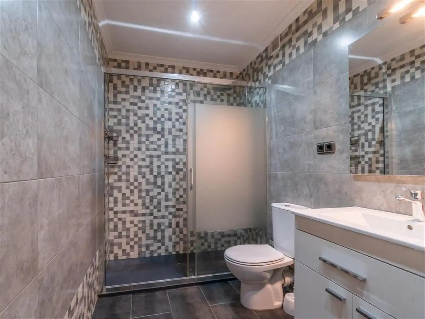 Apartamento de alquiler en Calle Vicente Blasco Ibáñez, Centro - Muelle Pesquero Baño de Apartamento de alquiler en Torrevieja con Aire acondicionado, Calefacción y Amueblado