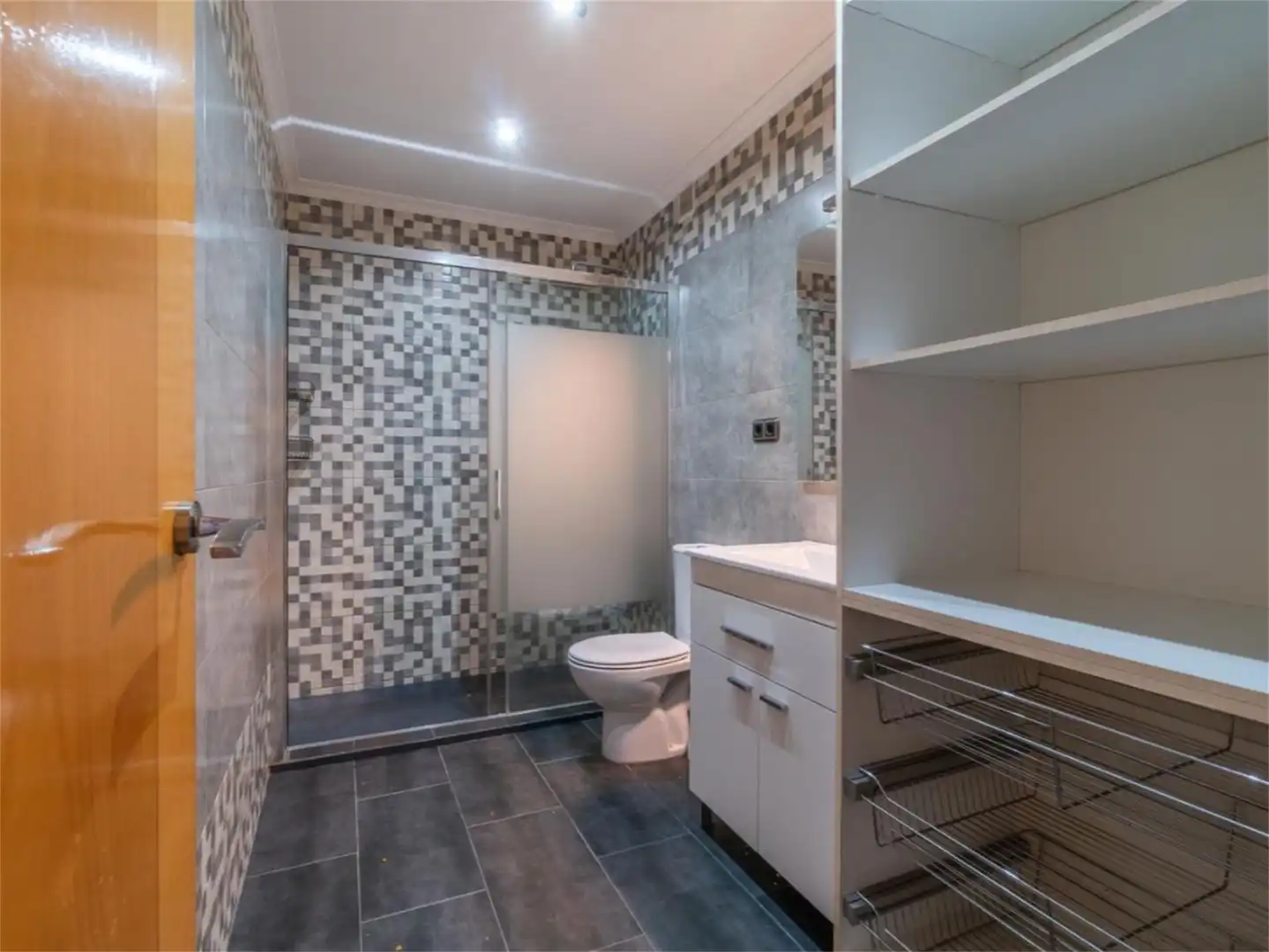 Apartamento de alquiler en Calle Vicente Blasco Ibáñez, Centro - Muelle Pesquero Baño de Apartamento de alquiler en Torrevieja con Aire acondicionado, Calefacción y Amueblado