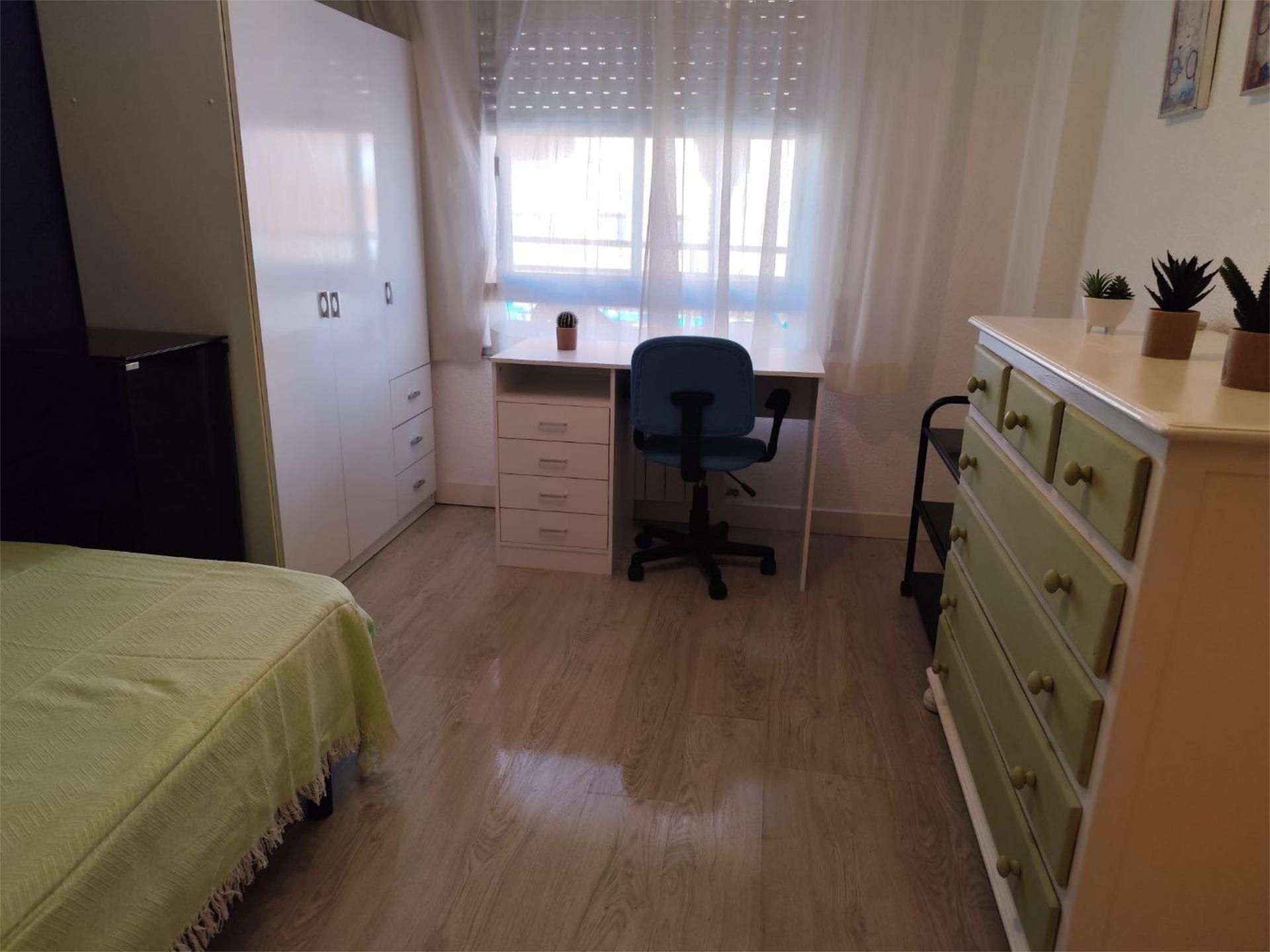 Pis per a compartir a Avenida de Portugal, Puerta de Cuartos - Avda. de Portugal Dormitori de Pis per a compartir en Talavera de la Reina amb Aire condicionat, Calefacció i Parquet