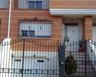 Vista exterior de Casa adosada en venda en Tomelloso amb Aire condicionat, Terrassa i Balcó