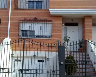 Exterior view of Single-family semi-detached for sale in Tomelloso  with Air Conditioner, Terrace and Balcony