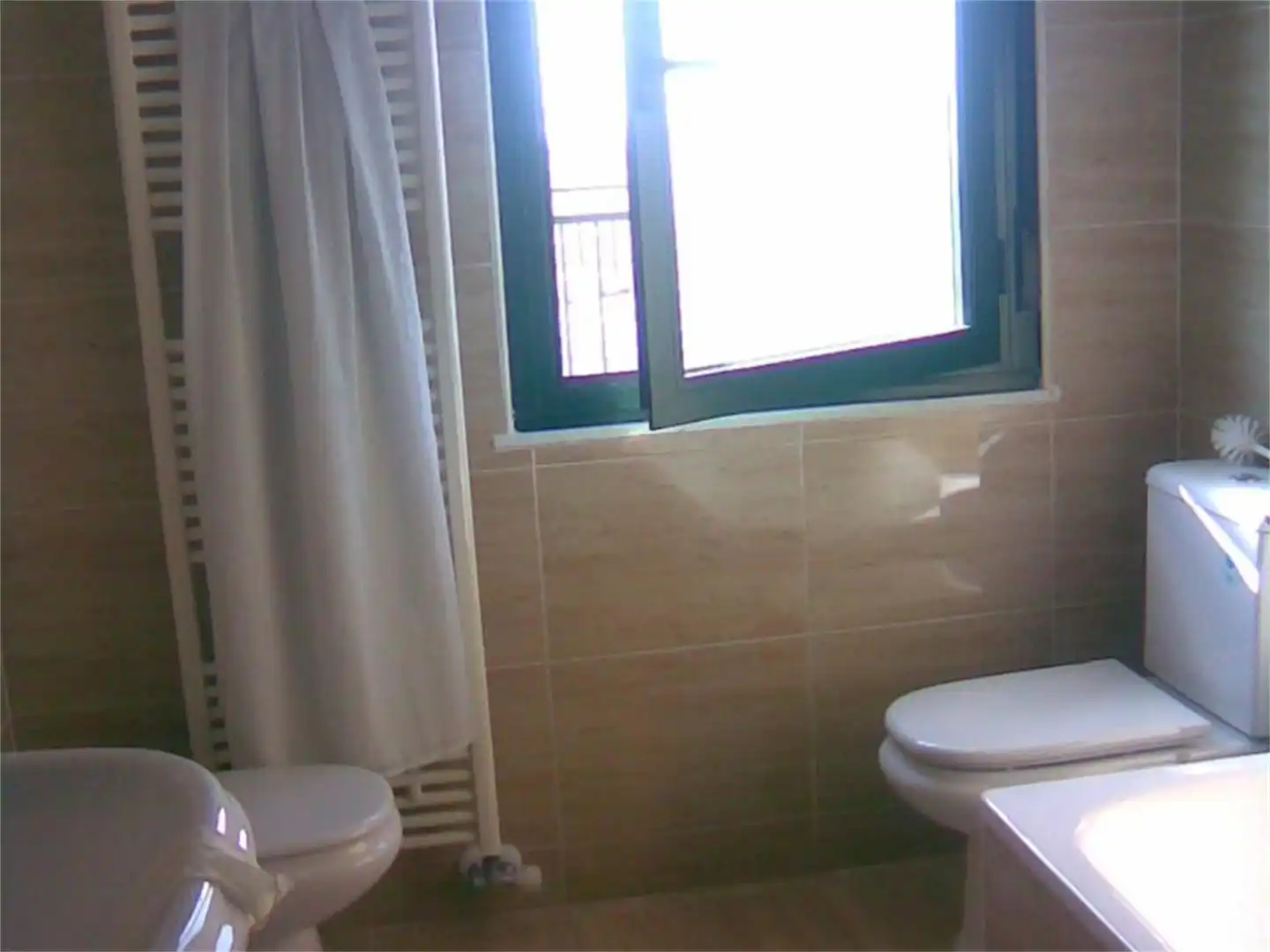 Bathroom of Flat for share in Castellanos de Moriscos  with Heating, Parquet flooring and Terrace