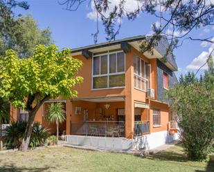 Vista exterior de Casa o xalet en venda en Tudela de Duero amb Aire condicionat, Terrassa i Piscina