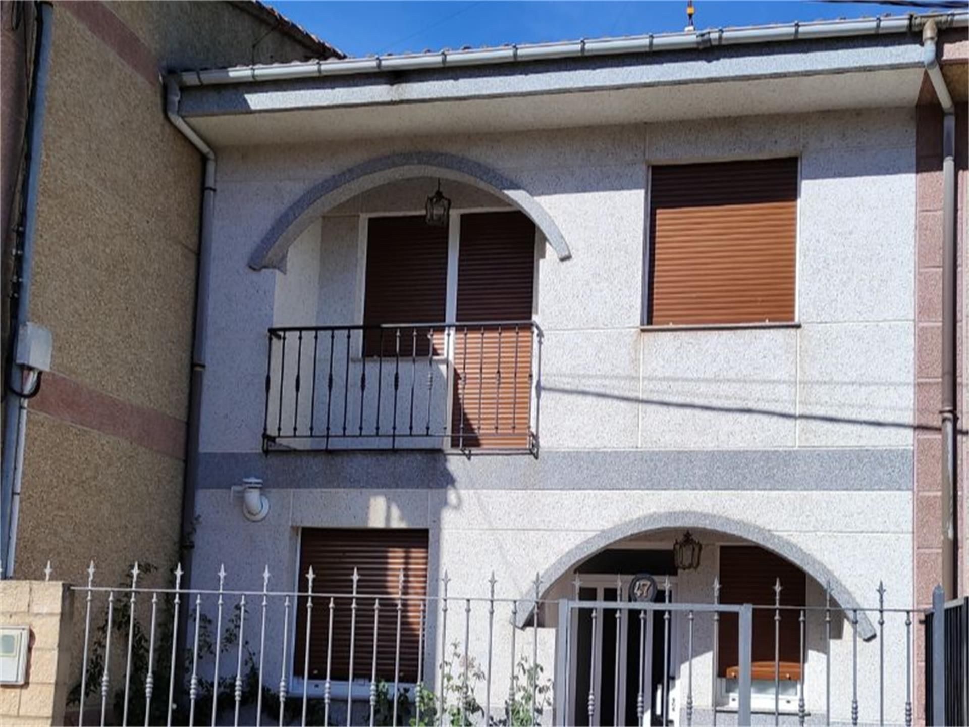 Vista exterior de Casa adosada en venda en Castrocontrigo amb Jardí privat, Terrassa i Traster