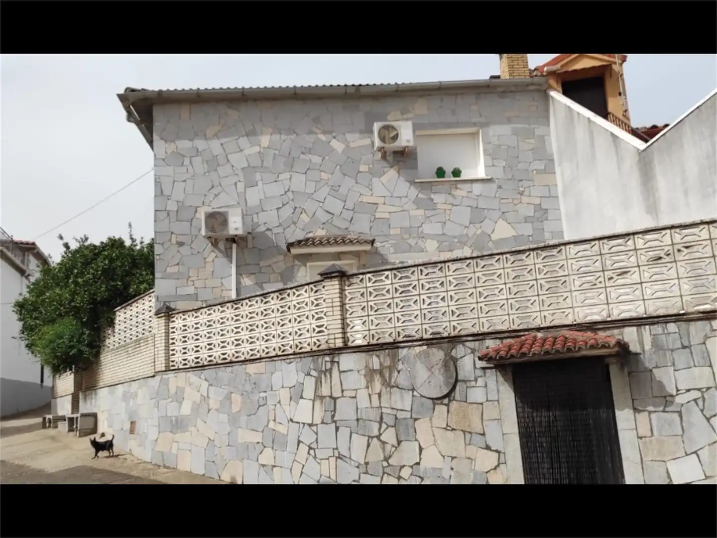 Außenansicht von Wohnung zum Verkauf in Pozuelo de Zarzón mit Klimaanlage, Privatgarten und Terrasse