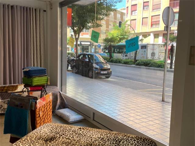 Planta baja en Alquiler en Avenida de Valencia, . en Ensanche - Parque del Oeste