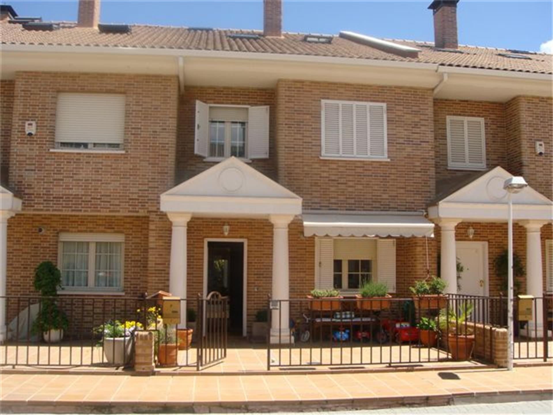 Exterior view of Single-family semi-detached for sale in  Madrid Capital  with Air Conditioner, Heating and Private garden