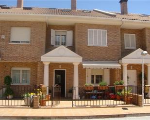 Exterior view of Single-family semi-detached for sale in  Madrid Capital  with Air Conditioner, Terrace and Swimming Pool