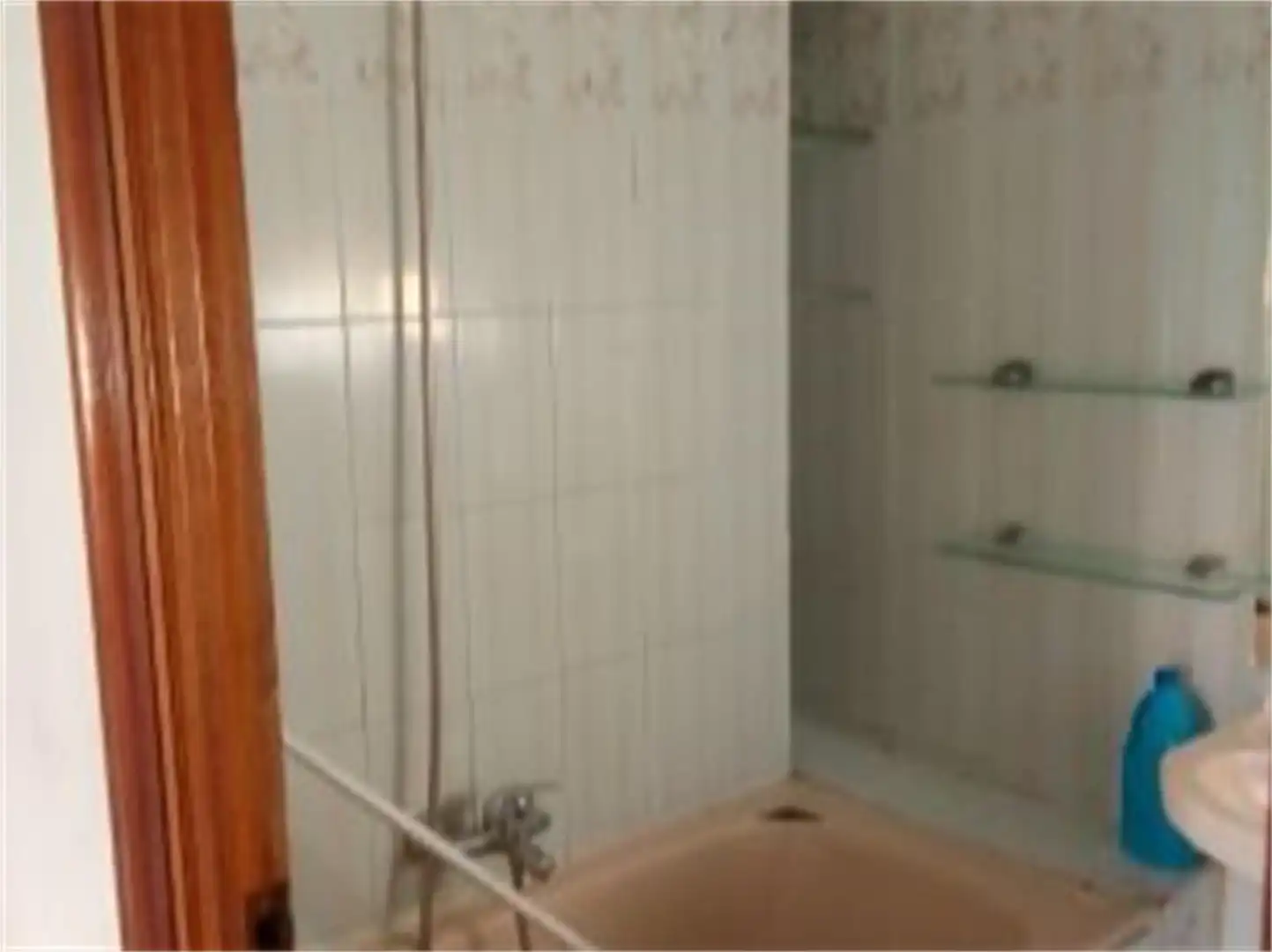 Piso en venta en Calle Almanzor, Candeleda Baño de Piso en venta en Candeleda con Balcón