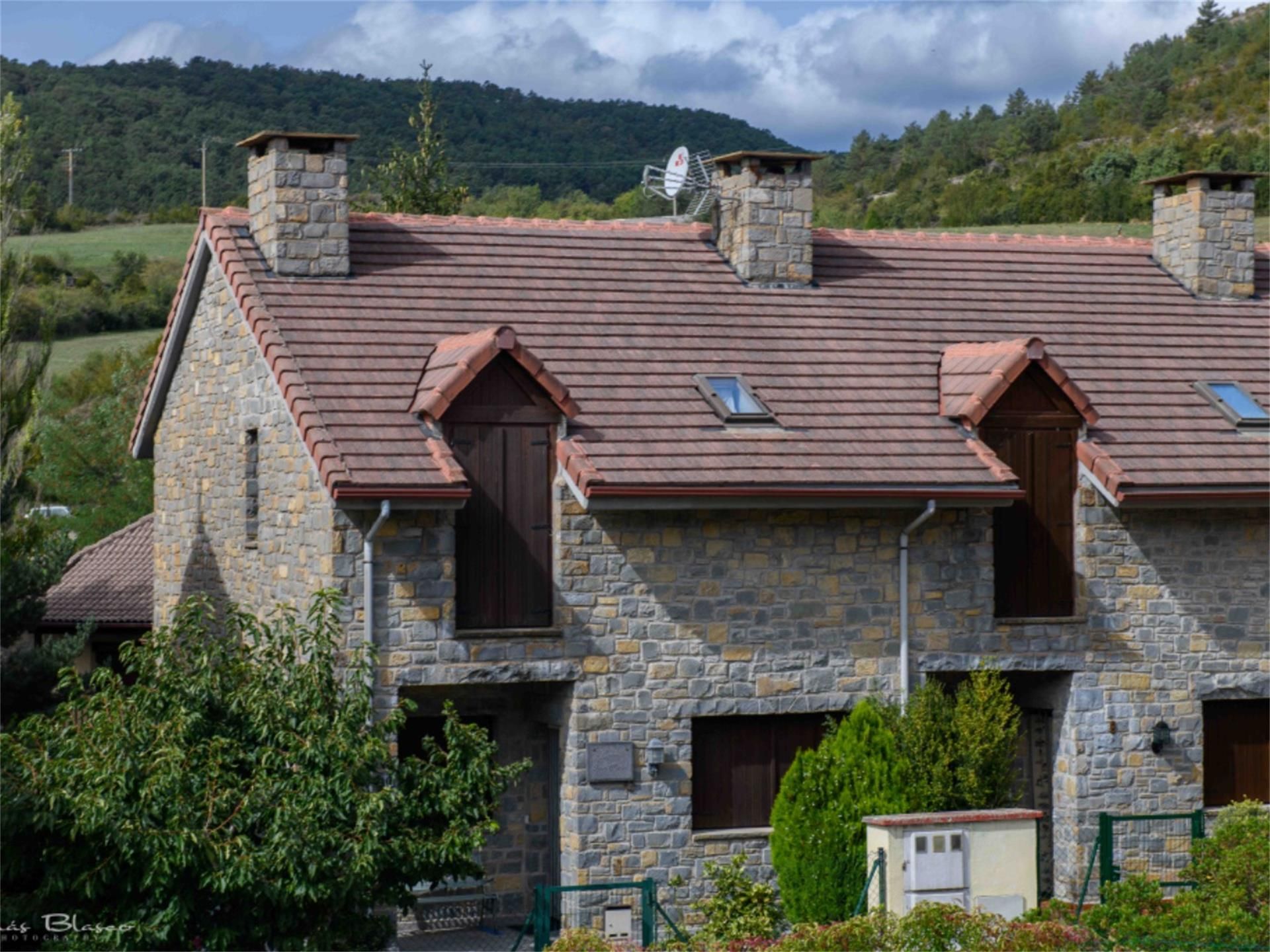 Vista exterior de Casa adosada en venda en Valle de Hecho amb Calefacció, Jardí privat i Parquet