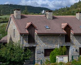 Vista exterior de Casa adosada en venda en Valle de Hecho amb Calefacció, Jardí privat i Parquet