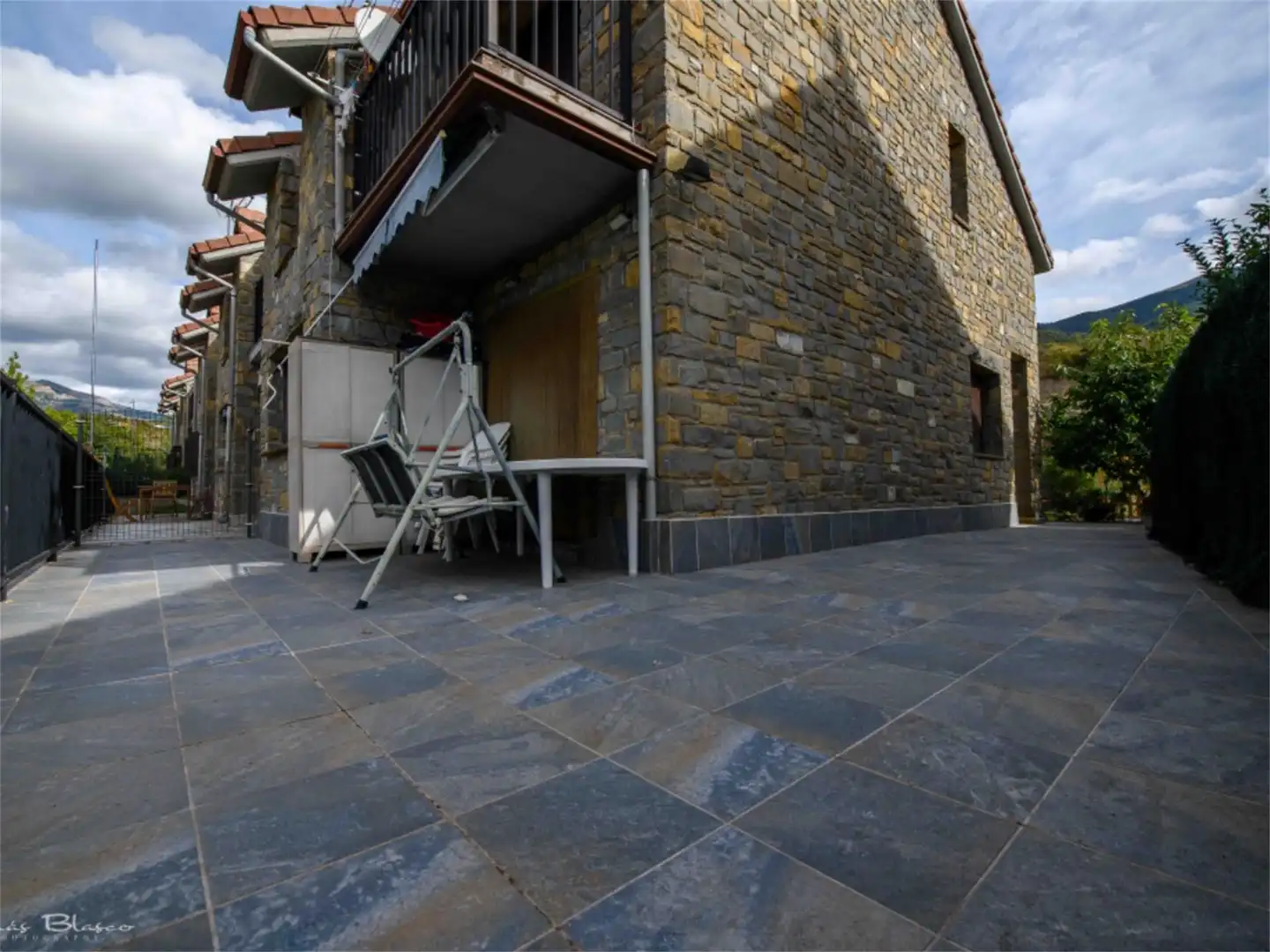 Terrasse von Einfamilien-Reihenhaus zum Verkauf in Valle de Hecho mit Heizung, Privatgarten und Parkett