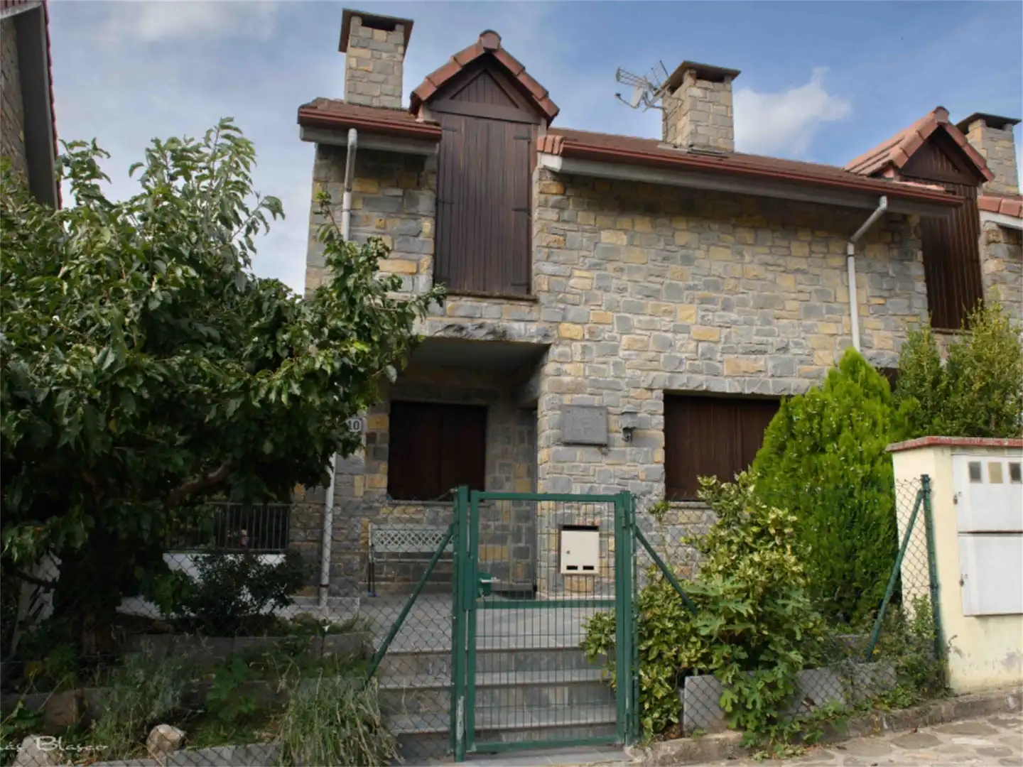Außenansicht von Einfamilien-Reihenhaus zum Verkauf in Valle de Hecho mit Heizung, Privatgarten und Parkett