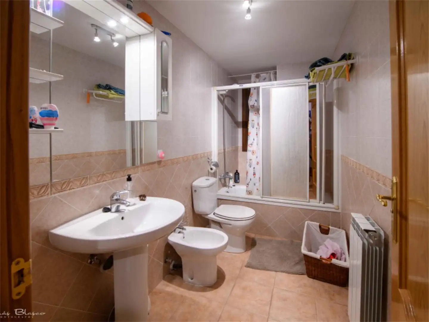 Badezimmer von Einfamilien-Reihenhaus zum Verkauf in Valle de Hecho mit Heizung, Privatgarten und Parkett