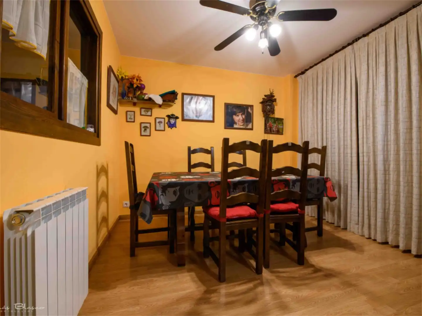 Esszimmer von Einfamilien-Reihenhaus zum Verkauf in Valle de Hecho mit Heizung, Privatgarten und Parkett