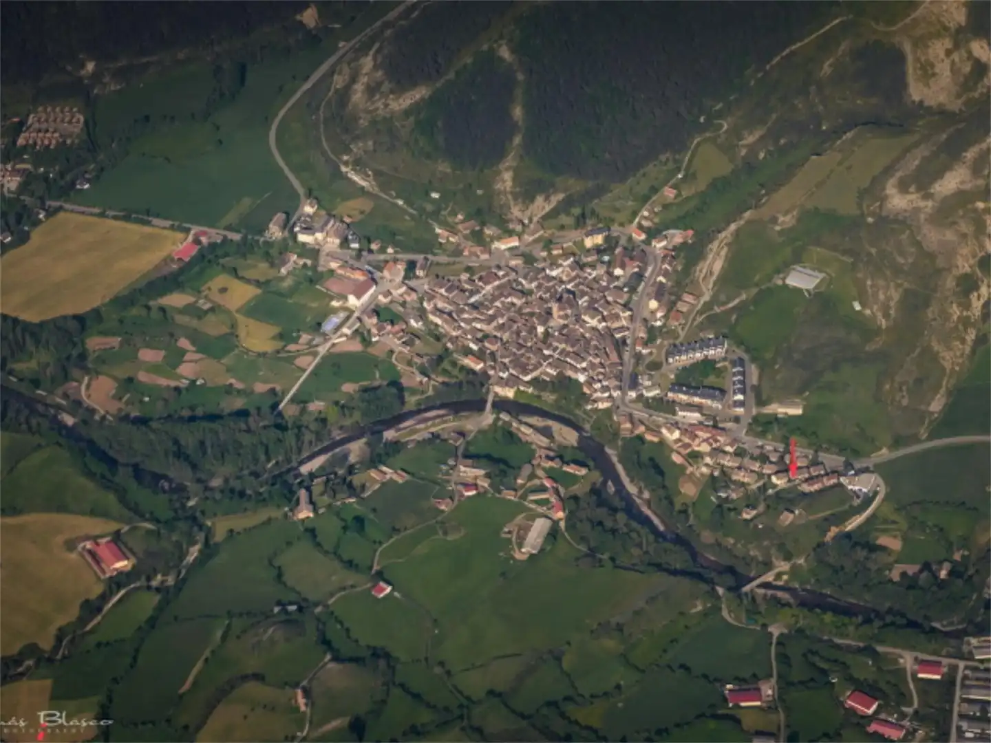 Außenansicht von Einfamilien-Reihenhaus zum Verkauf in Valle de Hecho mit Heizung, Privatgarten und Parkett